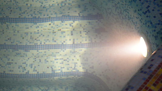 夜间游泳池马赛克中的水下照明视频的预览图