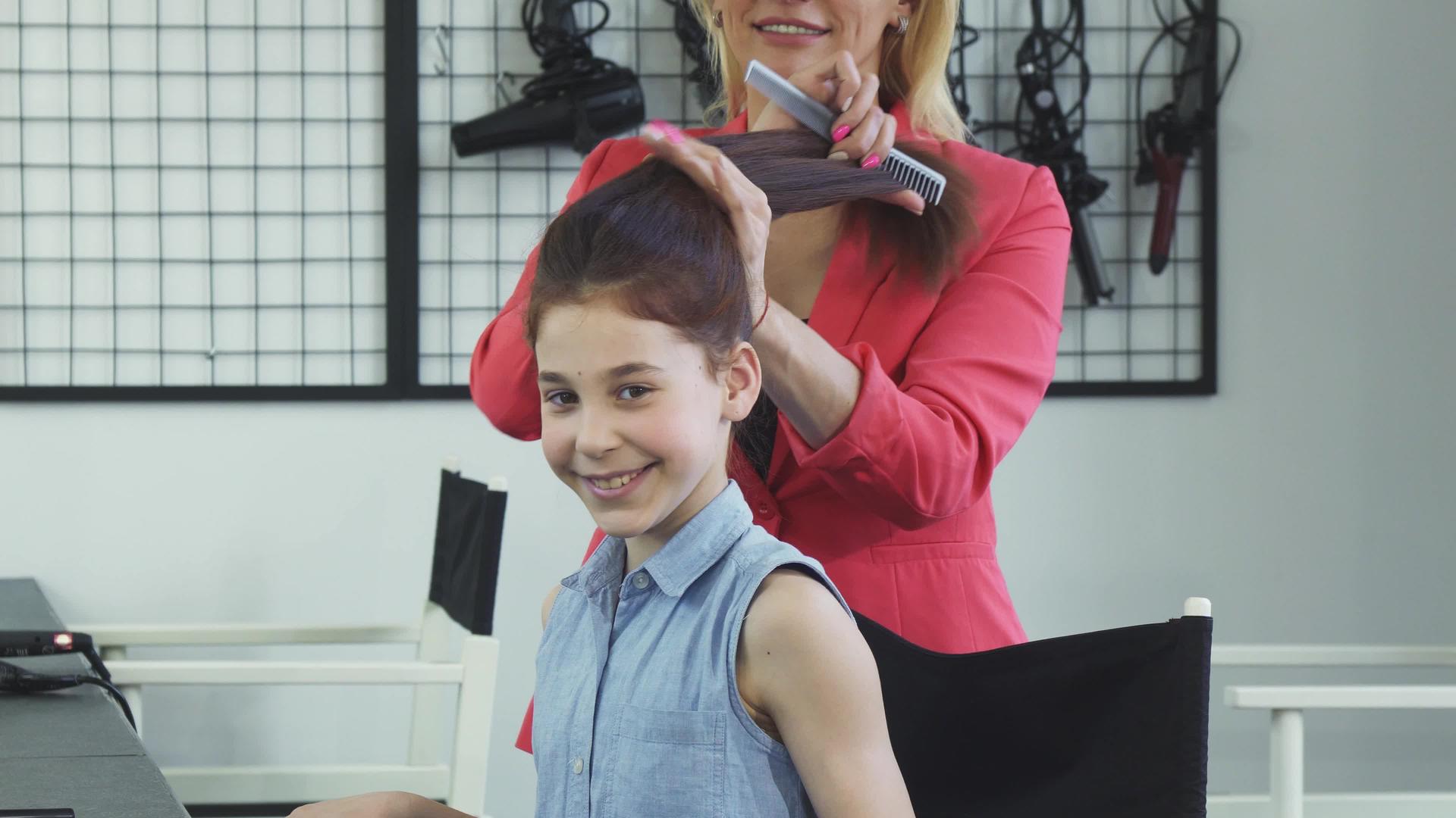 她让美容院的美发师帮她做头发视频的预览图