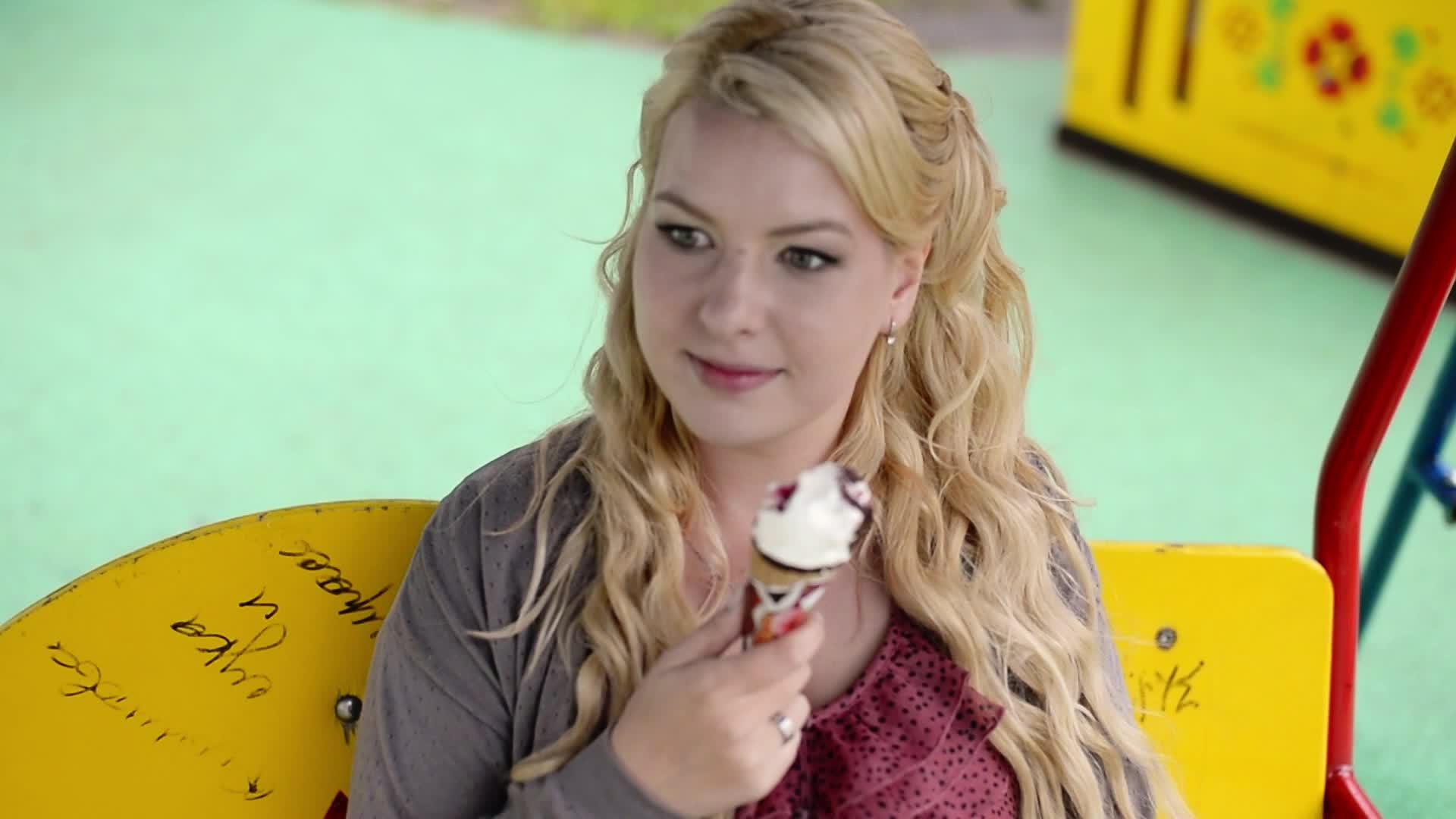 金发美女吃冰淇淋视频的预览图