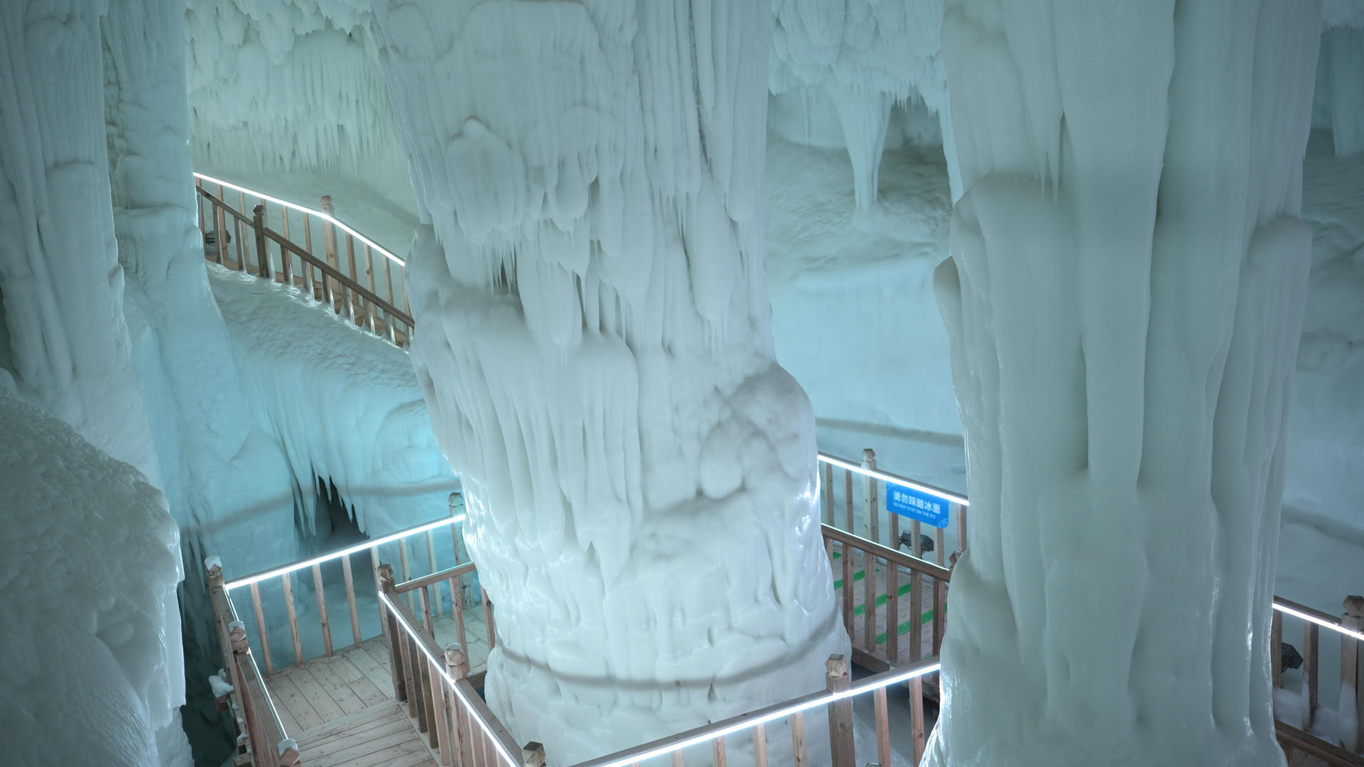 山西5A级旅游临汾云丘山景区天然冰洞群4k素材视频的预览图