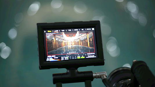 摄像机外部监视器摄像摄黑暗游泳池视频的预览图