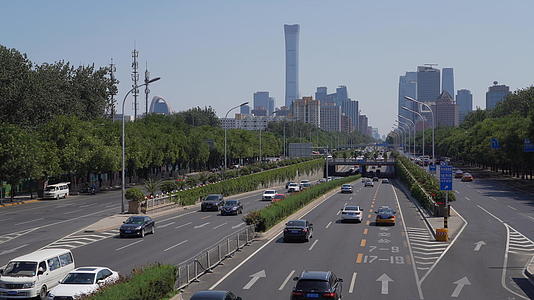 4K延时北京东三环北路中国尊国贸地标交通视频的预览图