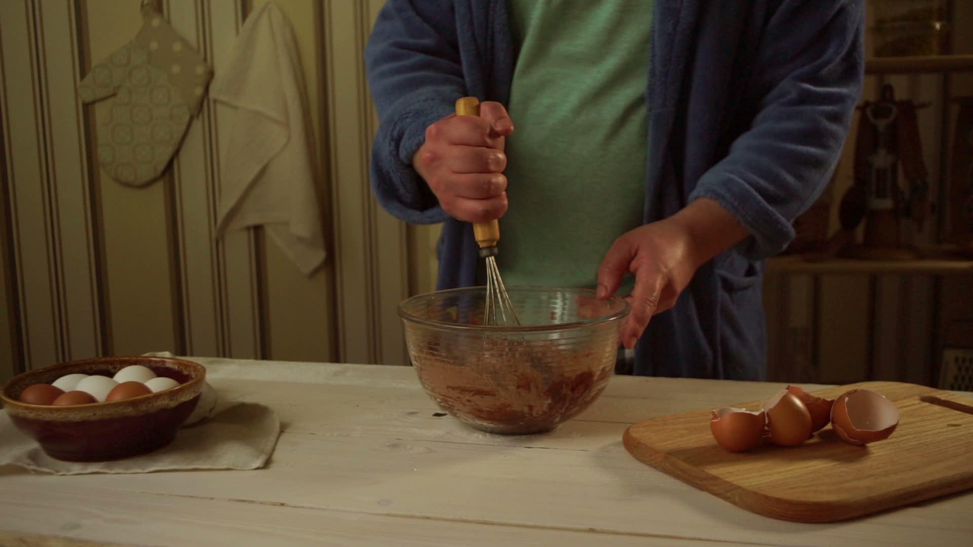 男人在厨房的玻璃碗里将烤好的材料自己做蛋糕视频的预览图