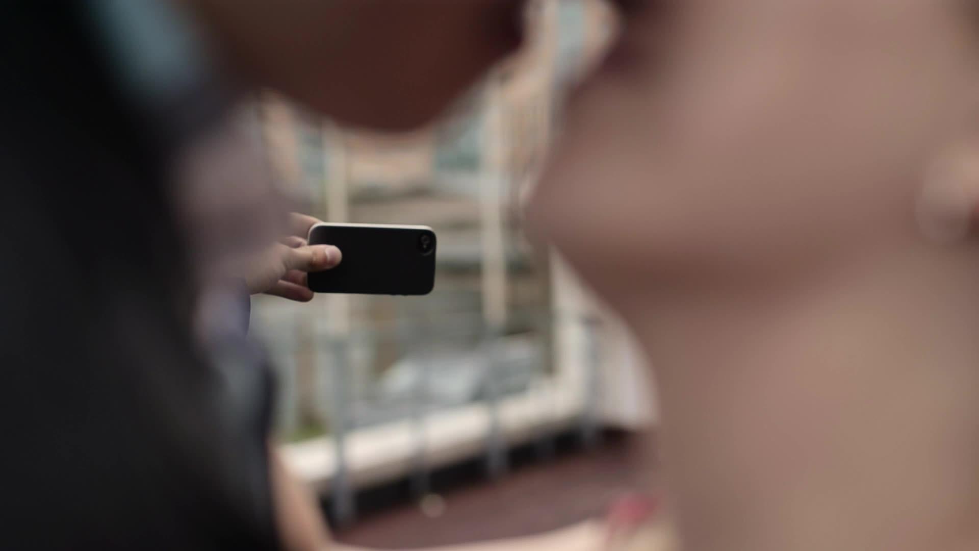 年轻夫妇用手机自拍街头情侣视频的预览图