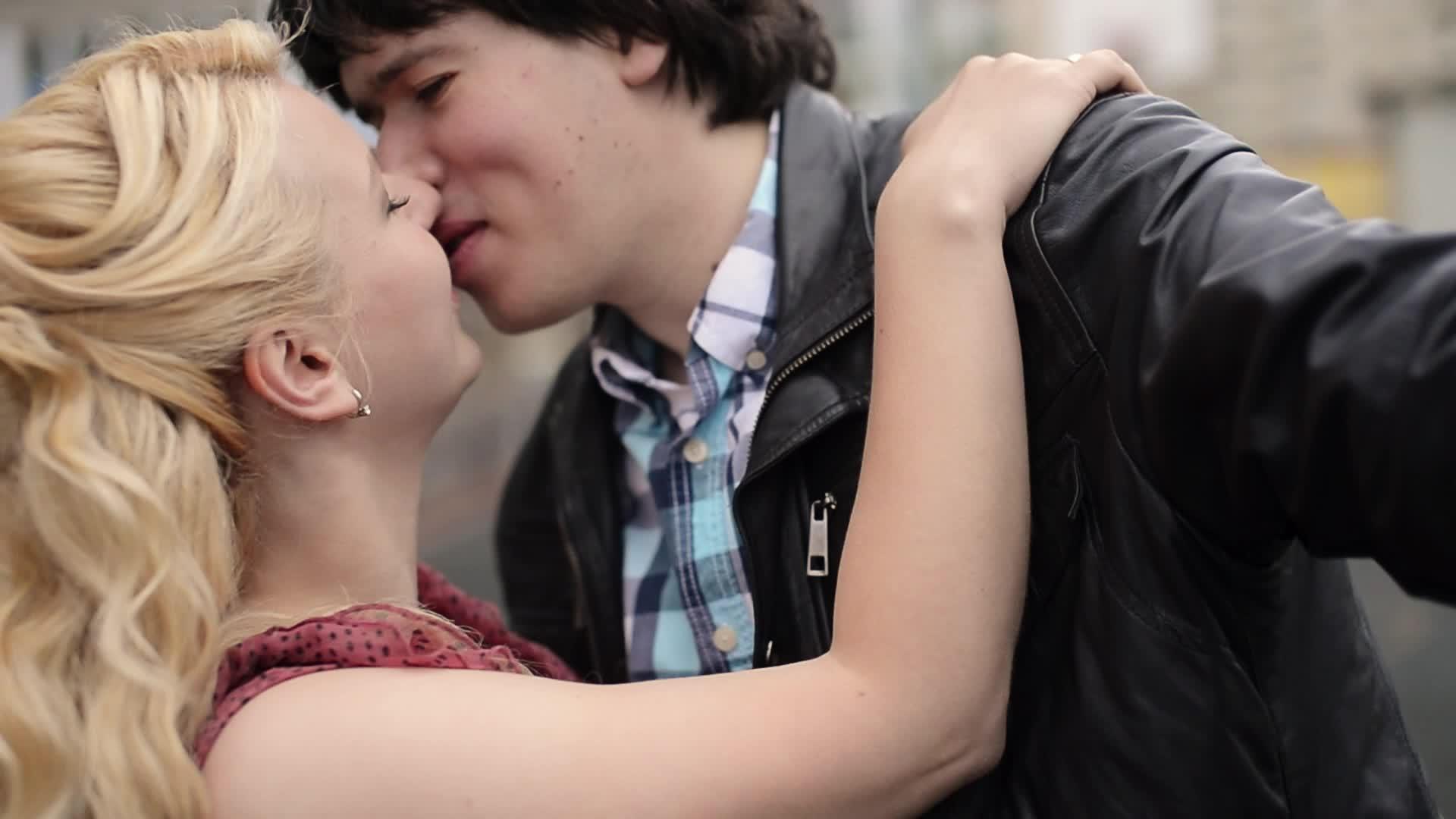 年轻夫妇用手机自拍街头情侣视频的预览图
