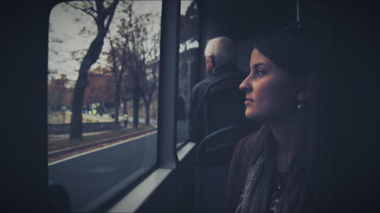 年轻女青年乘坐公共交通工具视频的预览图