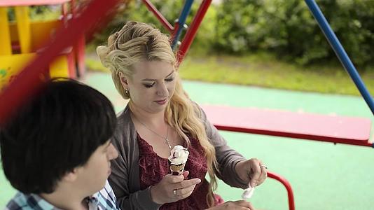 吃冰淇淋的摇摆情侣玩得开心视频的预览图
