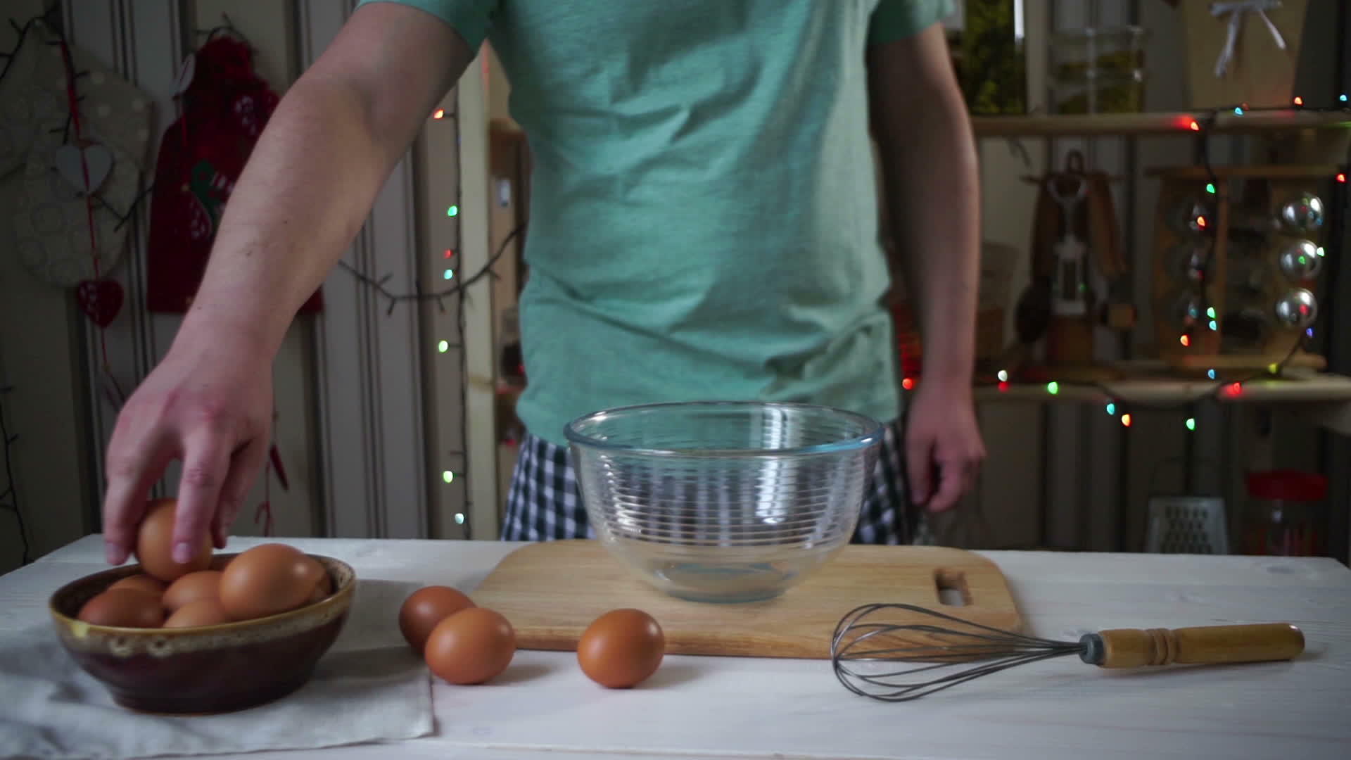 厨师把鸡蛋打成玻璃碗厨师做饭视频的预览图