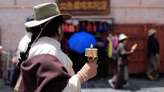 拉萨八廓街藏民转经合集1080p视频的预览图