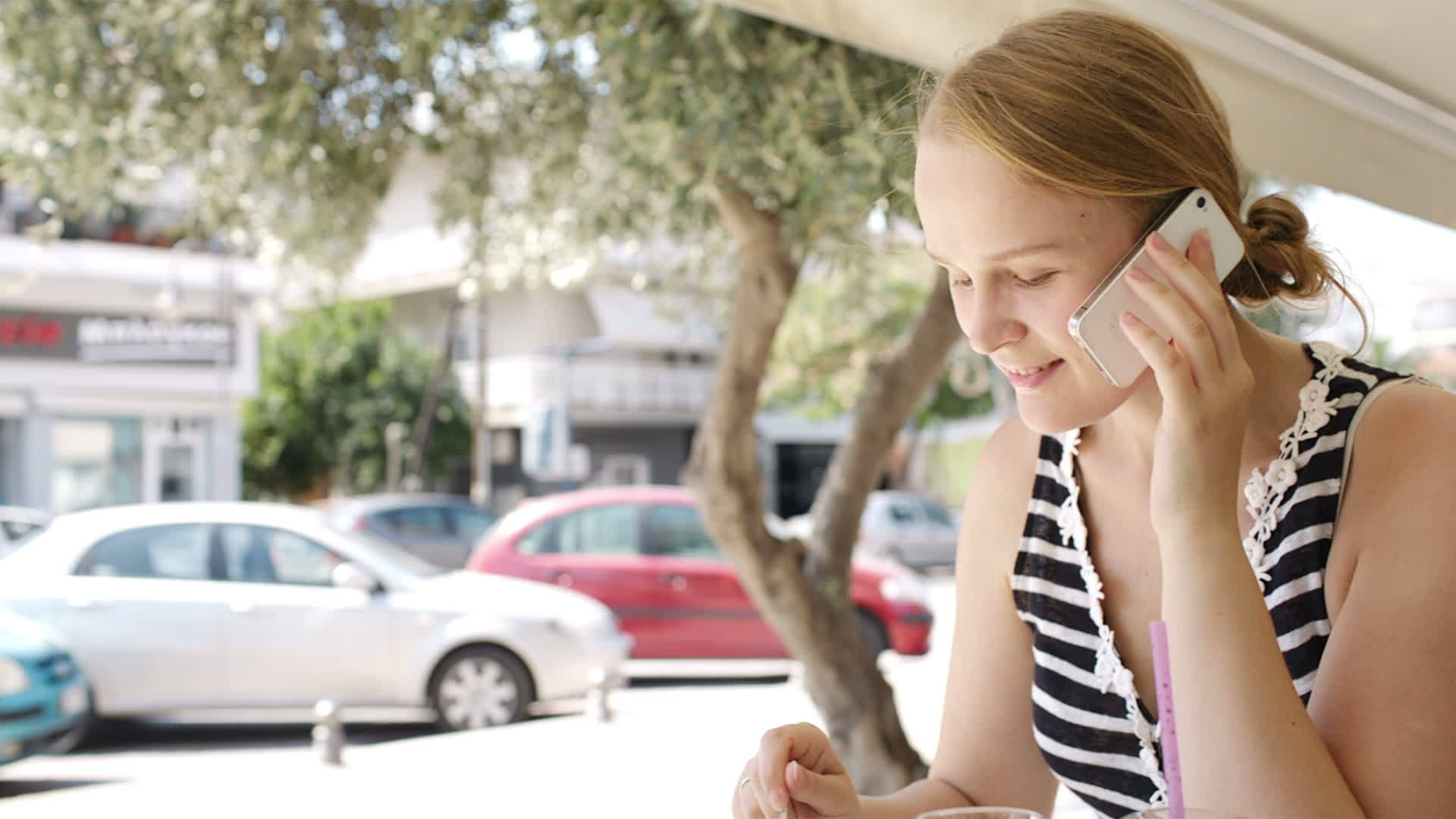女性吃零食使用流动手机视频的预览图