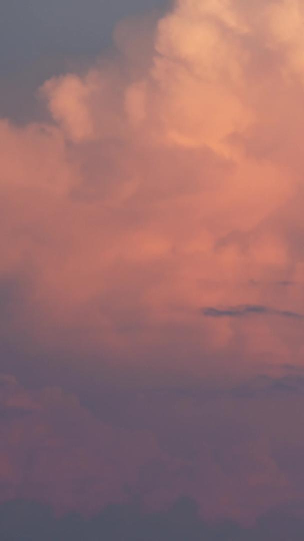 夏季天空中延迟拍摄城市红色流动棉花糖云自然天气素材视频的预览图