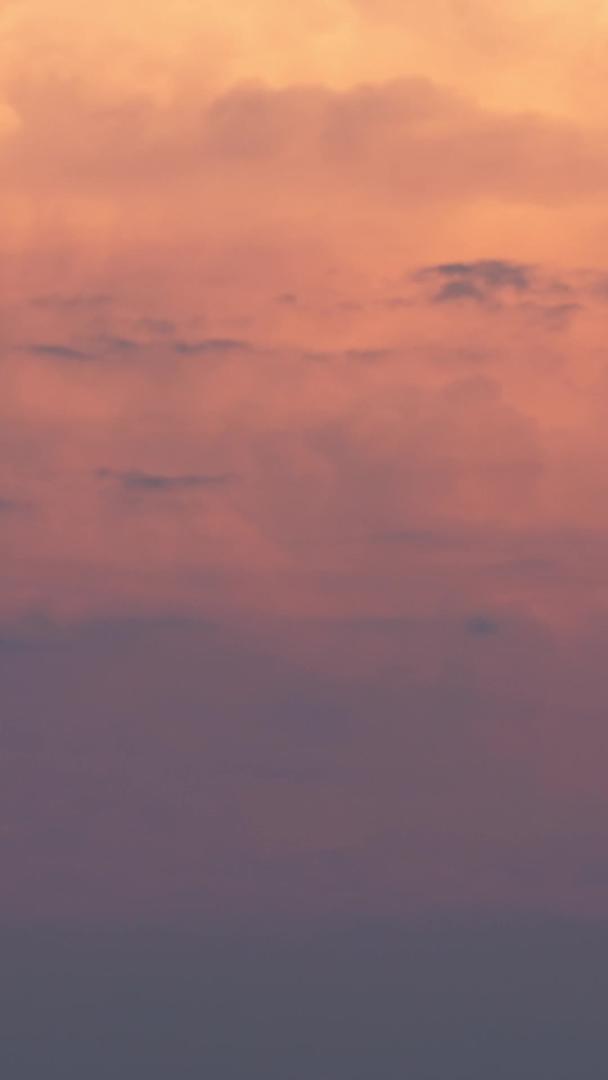 夏季天空中延迟拍摄城市红色流动棉花糖云自然天气素材视频的预览图