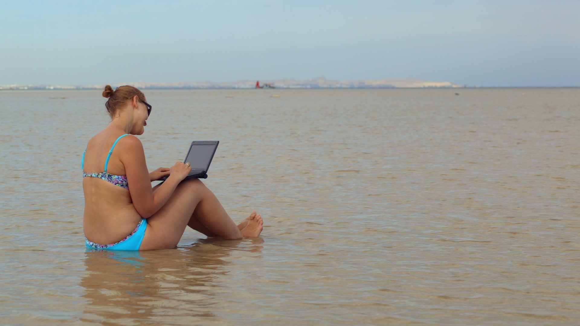 女性在海上使用笔记本电脑视频的预览图