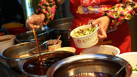 武汉城市特色美食早餐热干面烹饪工艺4k素材视频的预览图