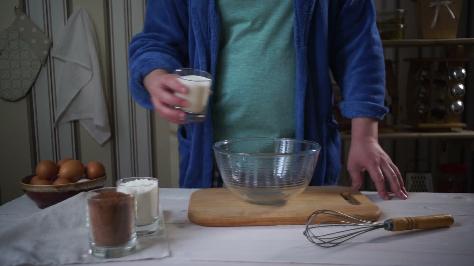 厨师男子在玻璃碗中加入巧克力蛋糕的配料视频的预览图