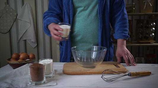厨师男子在玻璃碗中加入巧克力蛋糕的配料视频的预览图