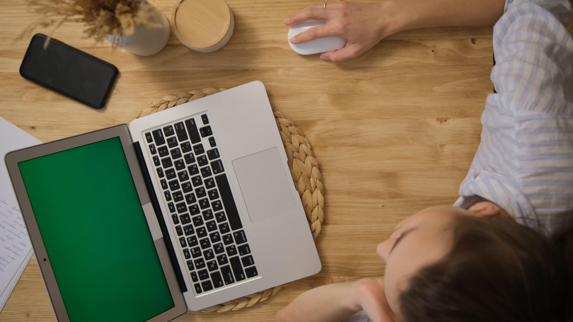 绿色电脑屏幕女孩躺在桌边远程学习上网冲浪穿着衣服视频的预览图