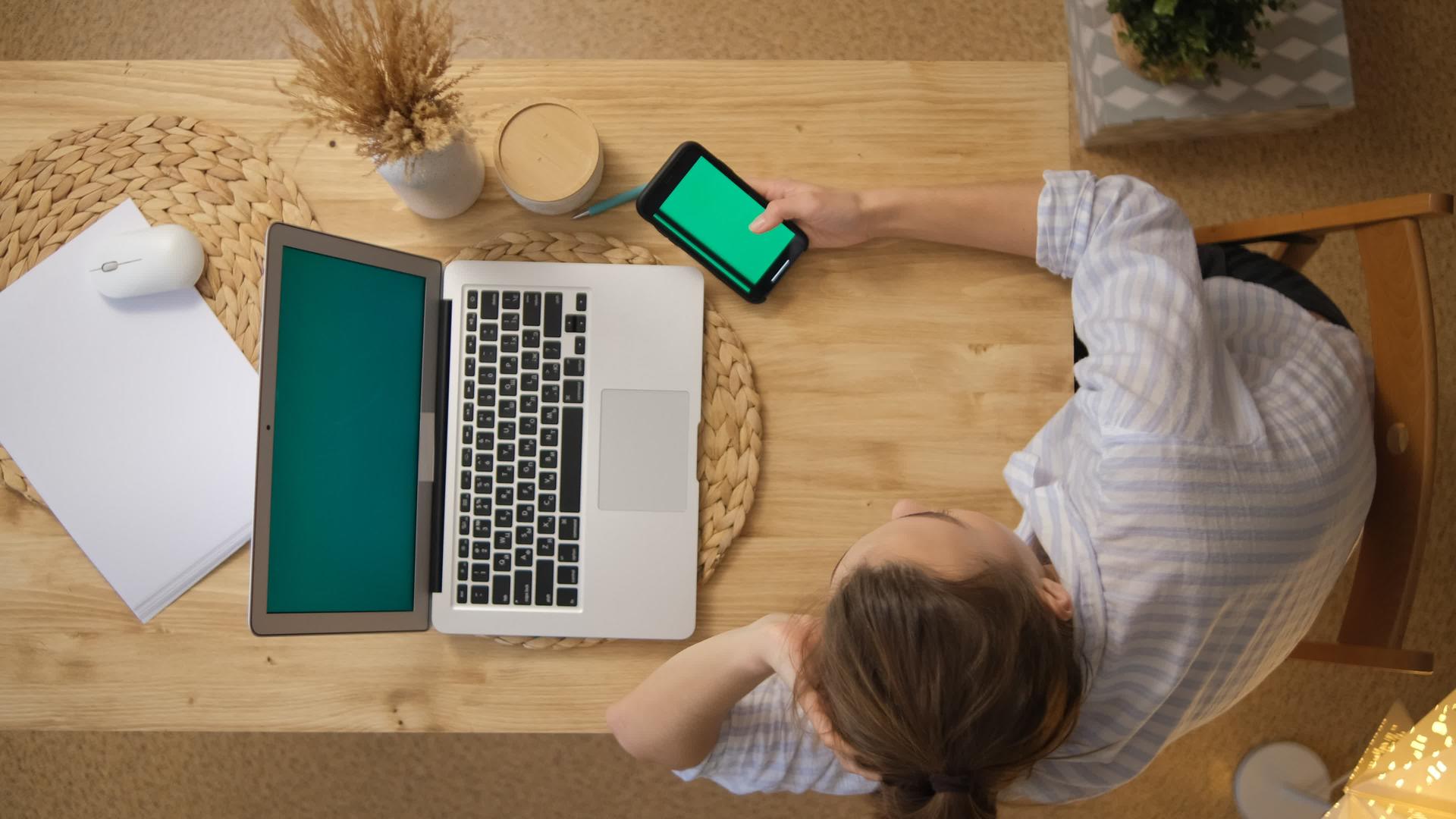 一个穿着睡衣的女孩躺在桌子上旁边有一个绿色的屏幕视频的预览图
