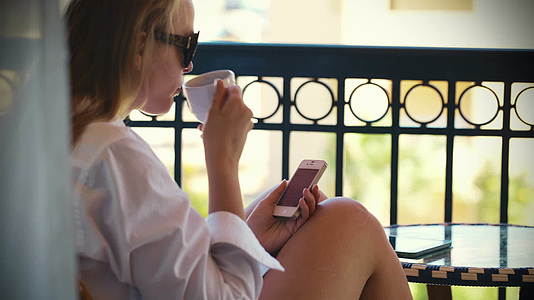 女人打字发短信喝茶视频的预览图