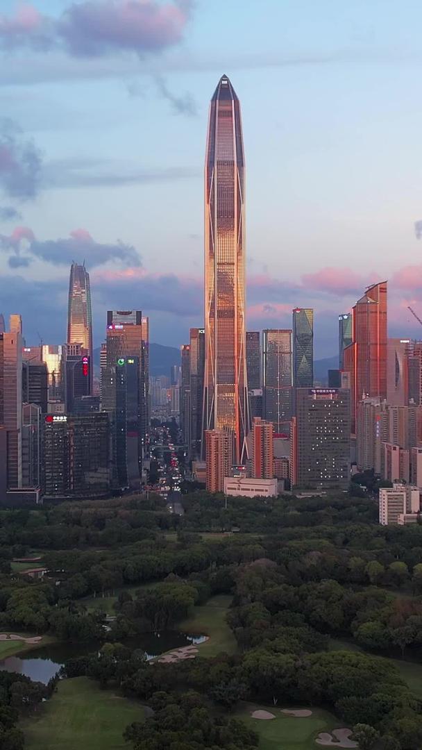 航拍大鹏飞下深圳平安金融中心视频的预览图