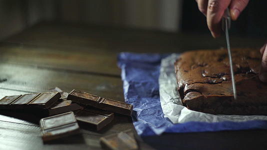 厨师在桌上切巧克力甜点蛋糕视频的预览图