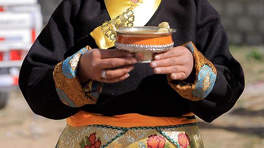 藏民手捧酥油茶视频的预览图