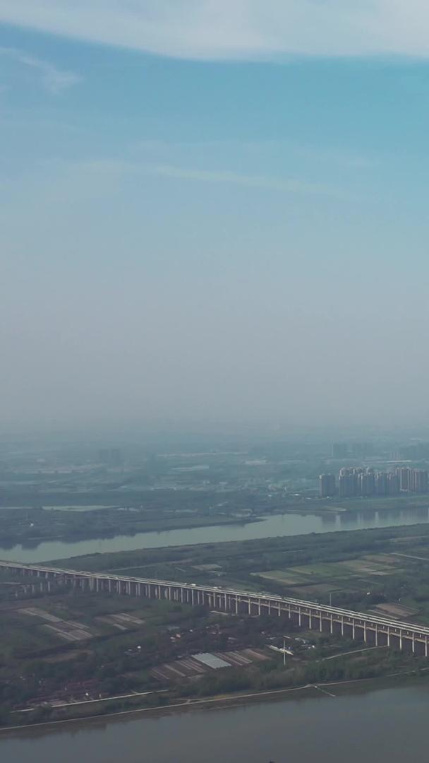 武汉天兴洲岛屿和长江中间的桥梁城市风光素材视频的预览图