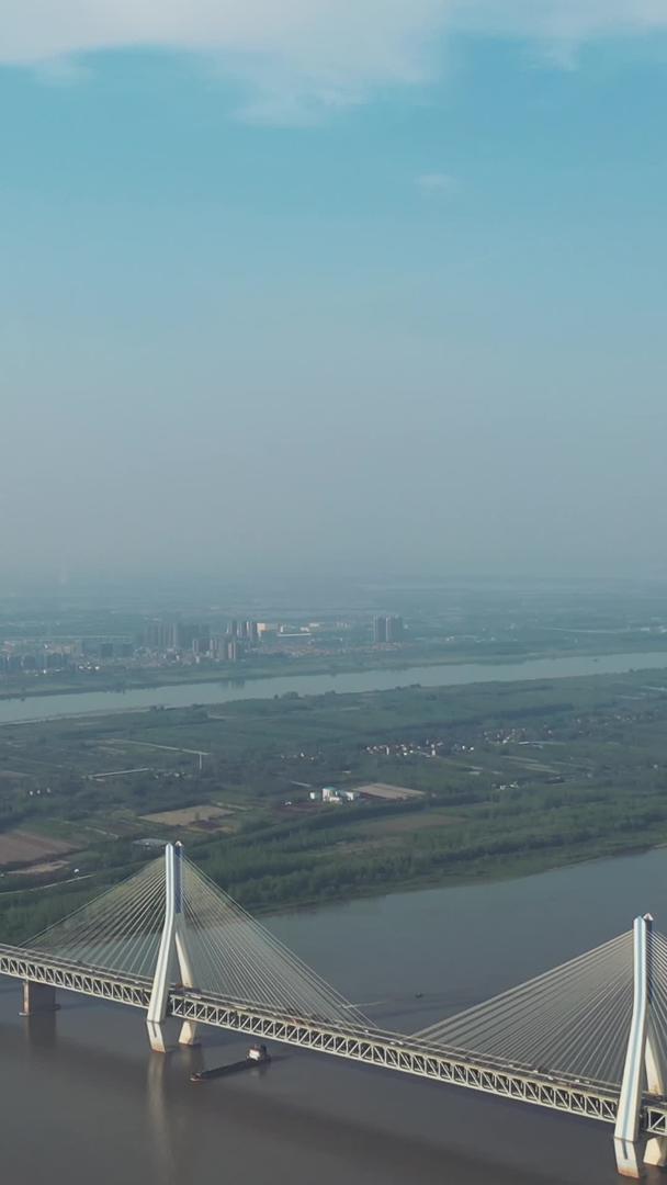 武汉天兴洲岛屿和长江中间的桥梁城市风光素材视频的预览图