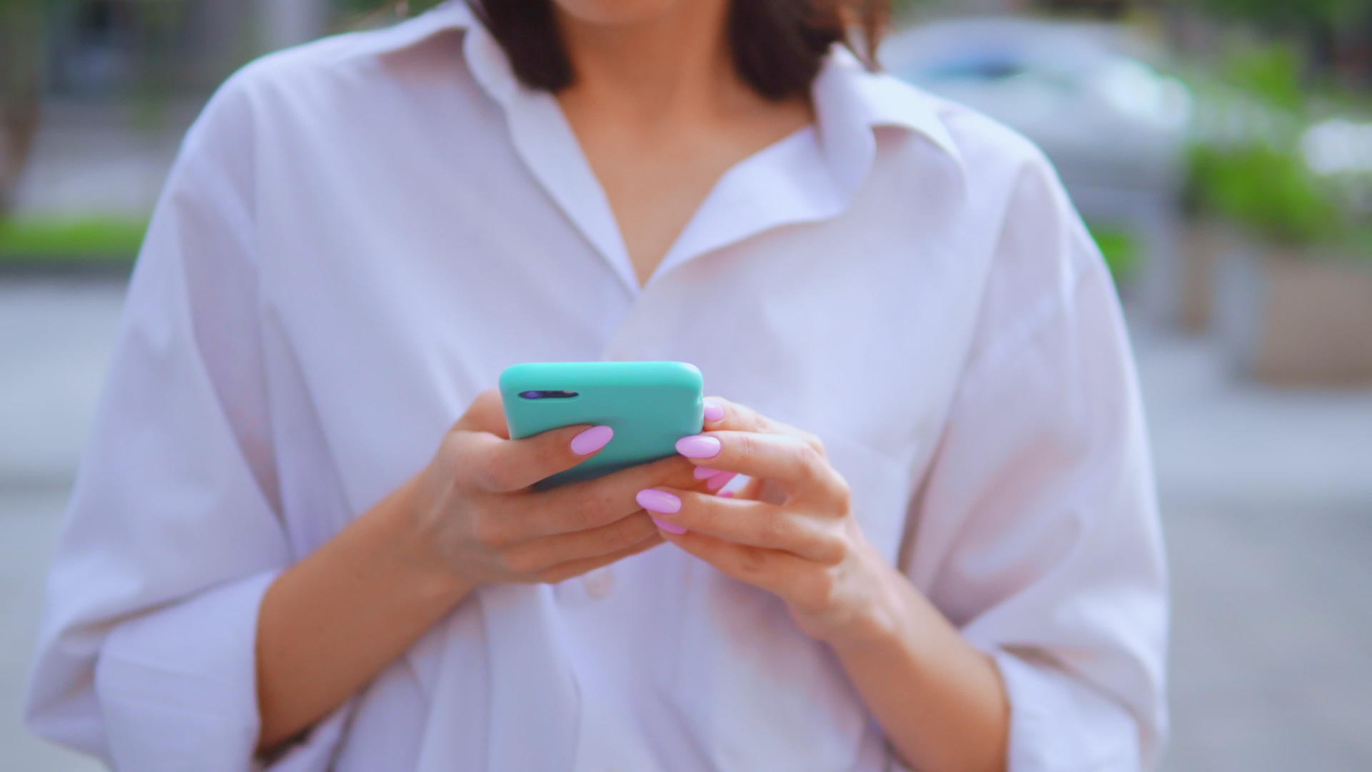 拥有智能手机的女性在城市背景中走过城市背景Caucasian视频的预览图