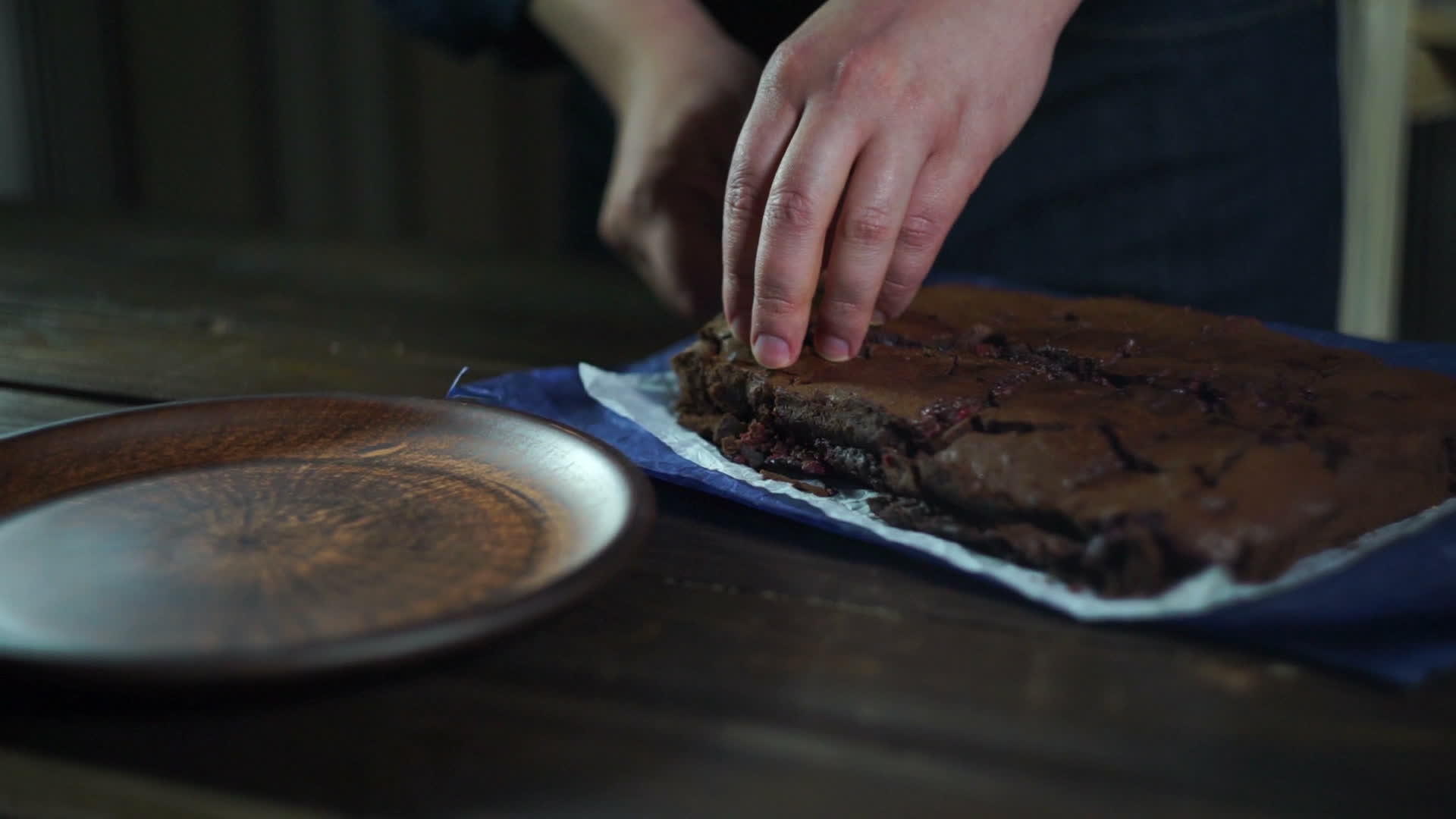巧克力布朗尼厨师在盘子上做巧克力甜点视频的预览图