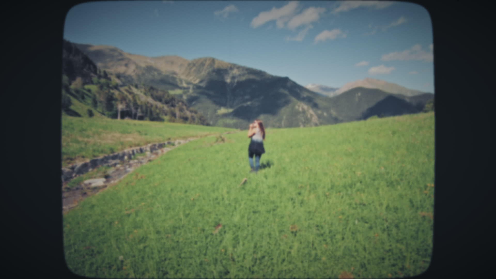 女人在山上的草地上行走视频的预览图