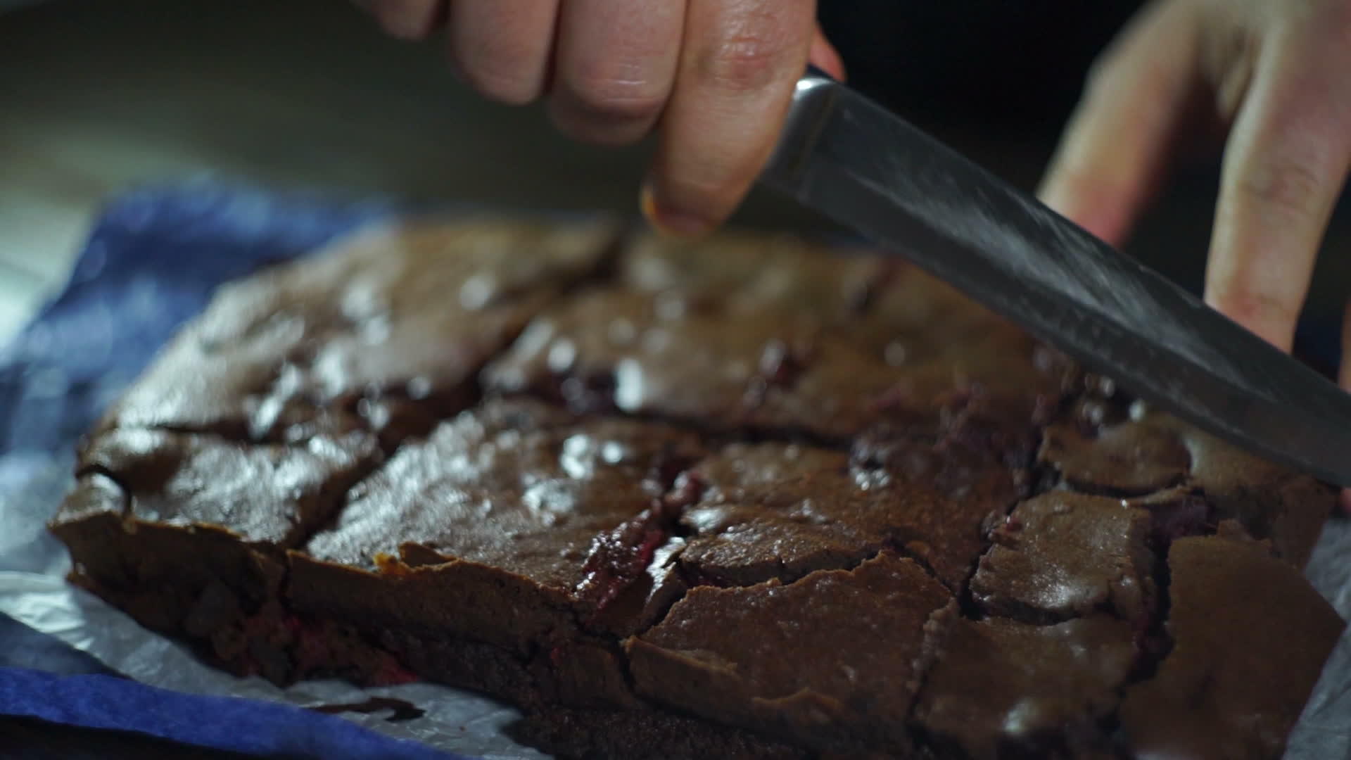男人用手把巧克力蛋糕切成薄片把蛋糕切成块视频的预览图