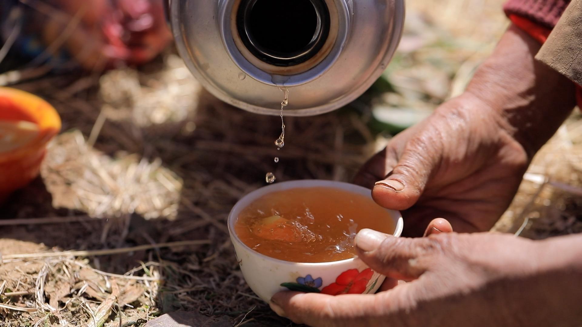 藏民在路上喝酥油茶视频的预览图