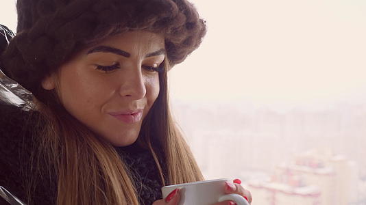 美丽的caucasian美女在户外喝茶视频的预览图