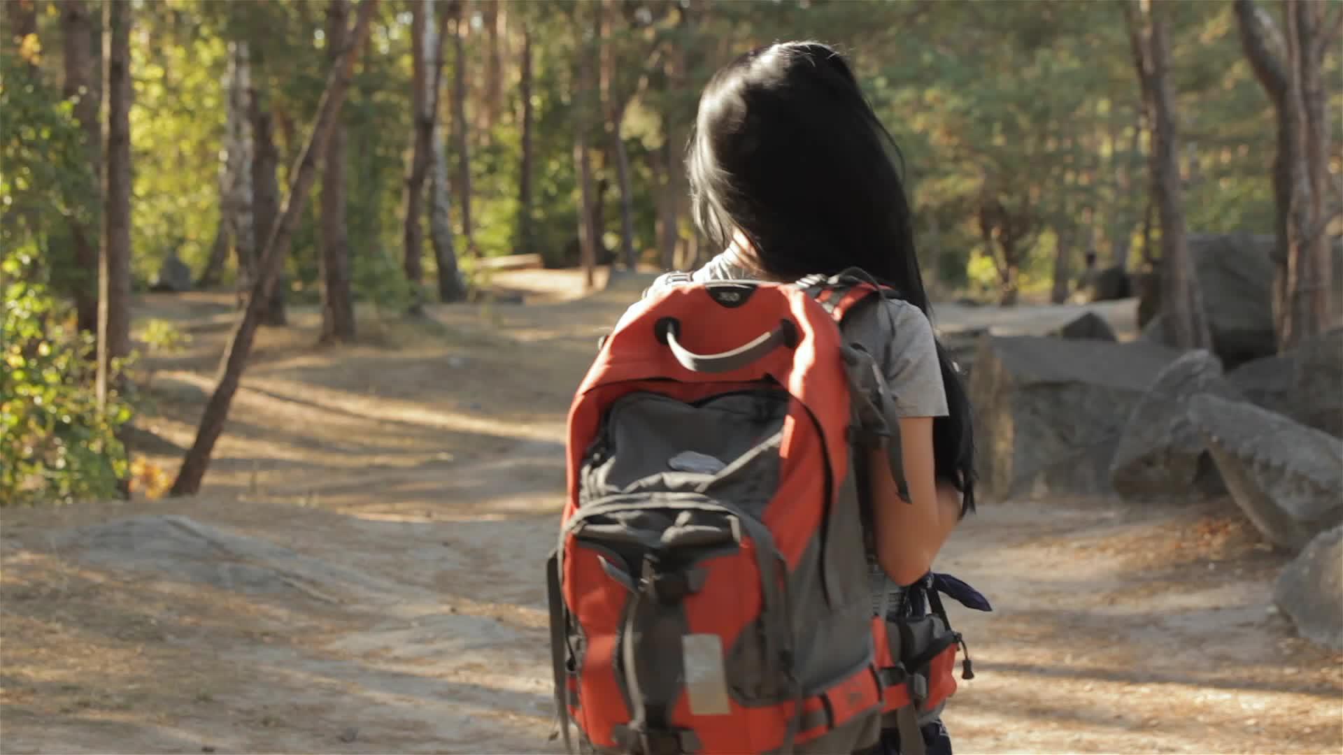 女徒步旅行者在森林中转身视频的预览图