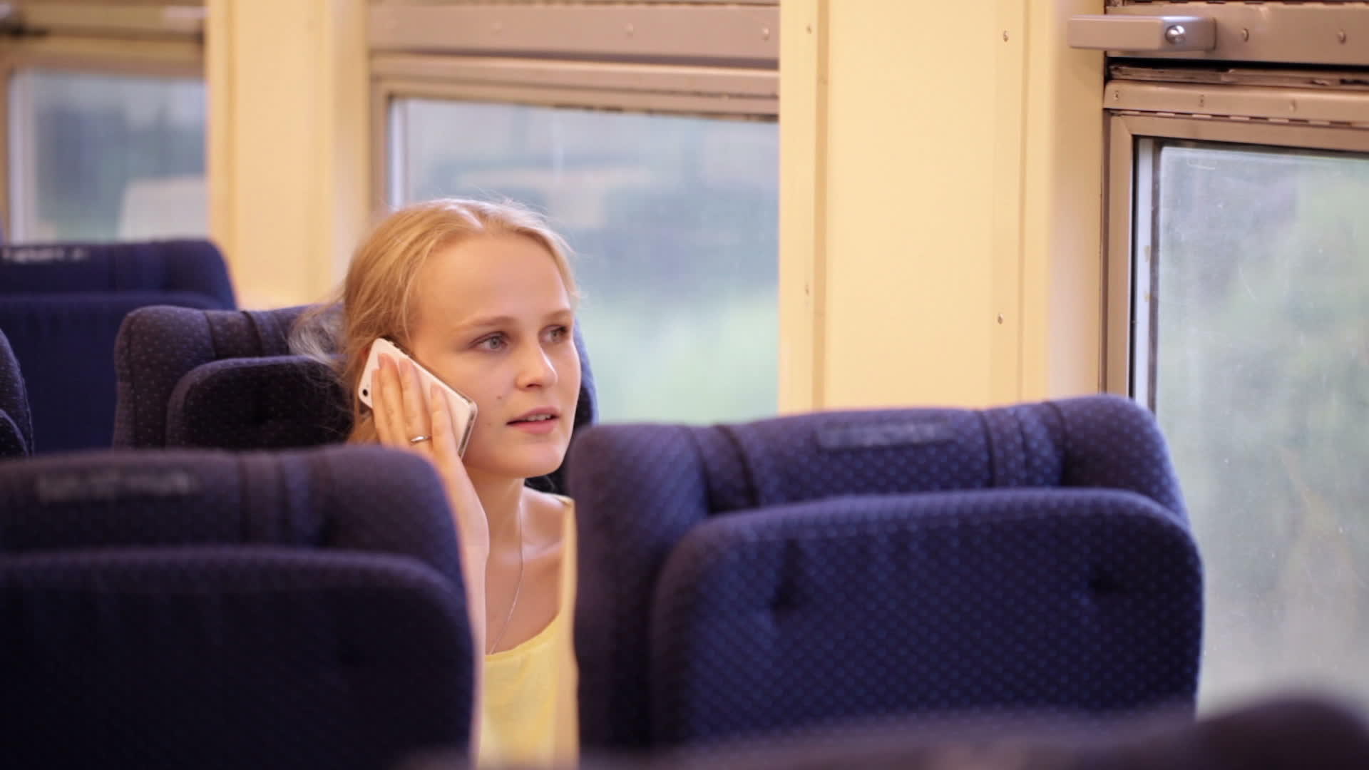 女人在火车上打电话视频的预览图