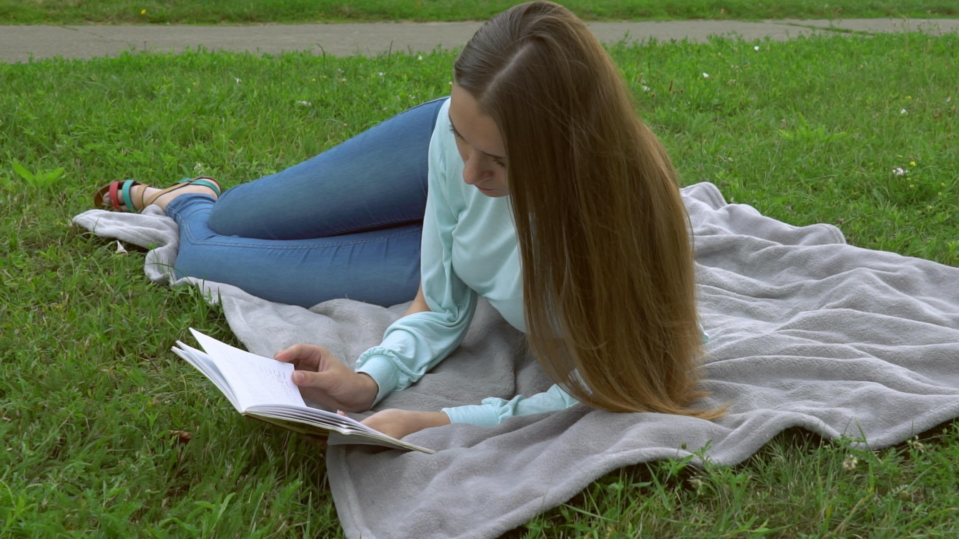 女孩在公园里放松视频的预览图
