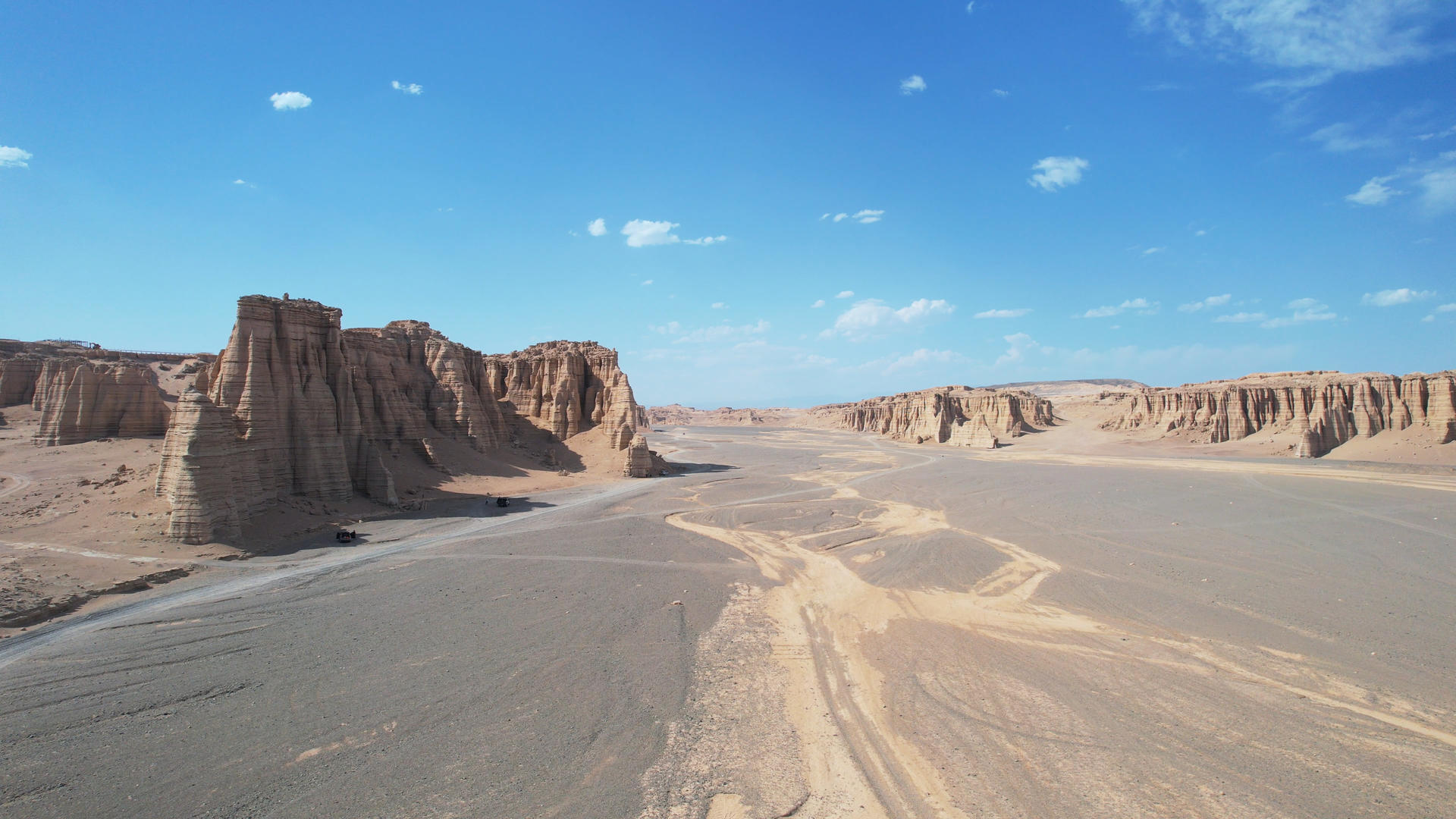 新疆旅游无人区魔鬼城荒芜之路及山峰4k素材视频的预览图
