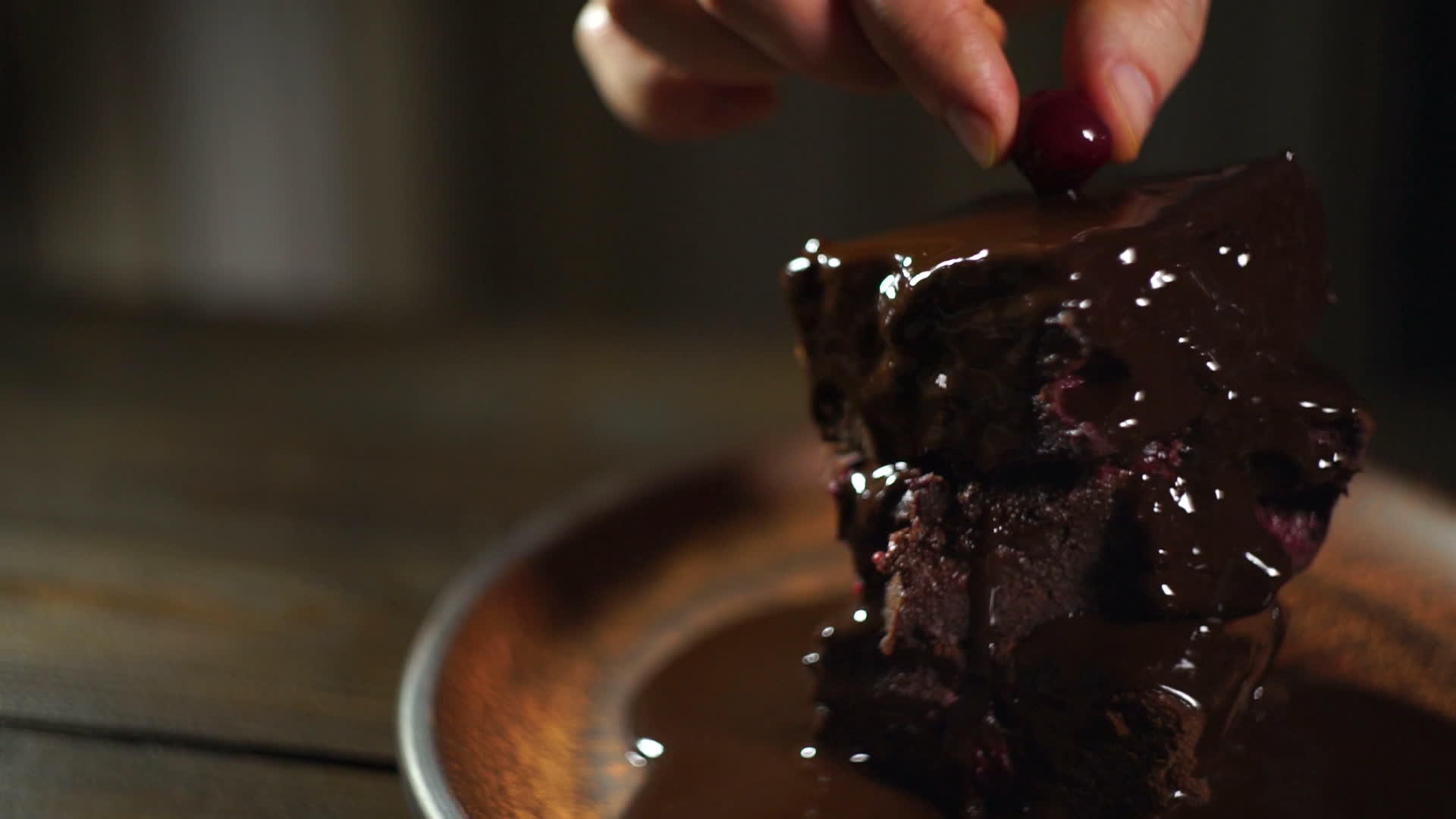厨师把樱桃放在巧克力蛋糕上自制美味甜点视频的预览图