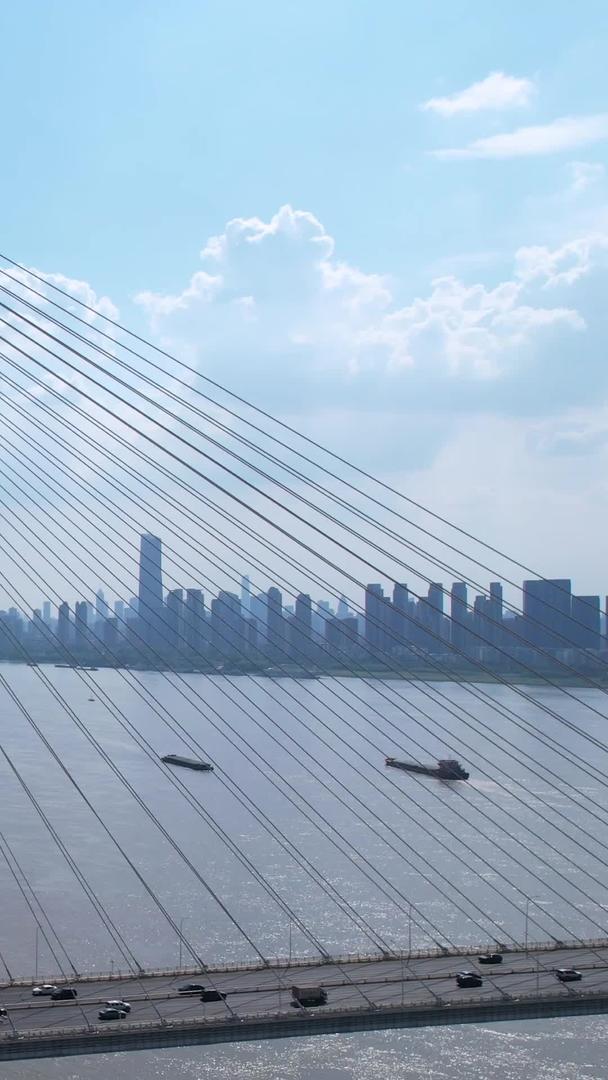 航拍城市蓝天白云晴天天线自然天气道路桥梁武汉二七长江大桥江景素材视频的预览图