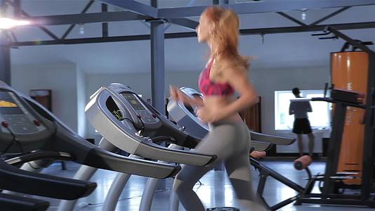 女性在健身中心的运动车上跑步视频的预览图