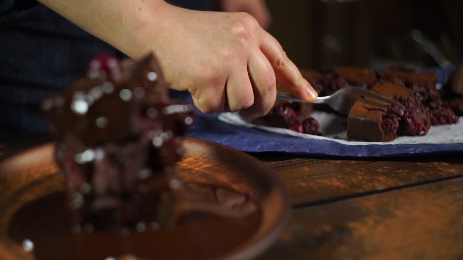 男人吃巧克力蛋糕布朗尼在盘子里堆巧克力视频的预览图