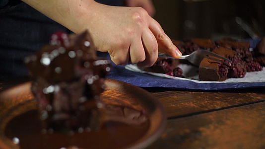 男人吃巧克力蛋糕布朗尼在盘子里堆巧克力视频的预览图