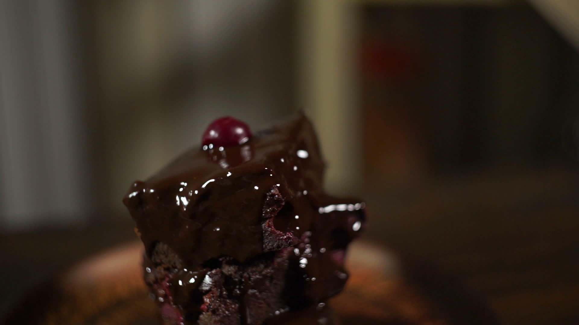 巧克力蛋糕樱桃布朗尼蛋糕巧克力布朗尼蛋糕视频的预览图