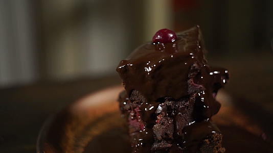 巧克力蛋糕在陶瓷盘上美味甜点布朗尼巧克力蛋糕视频的预览图