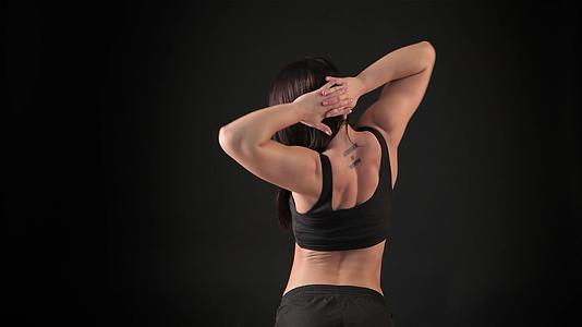 健身女性露出背部肌肉视频的预览图