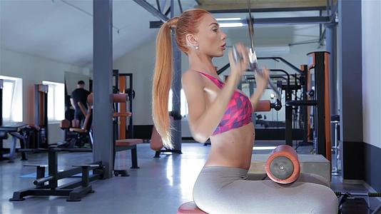 健身中心妇女健身房的体操设备视频的预览图