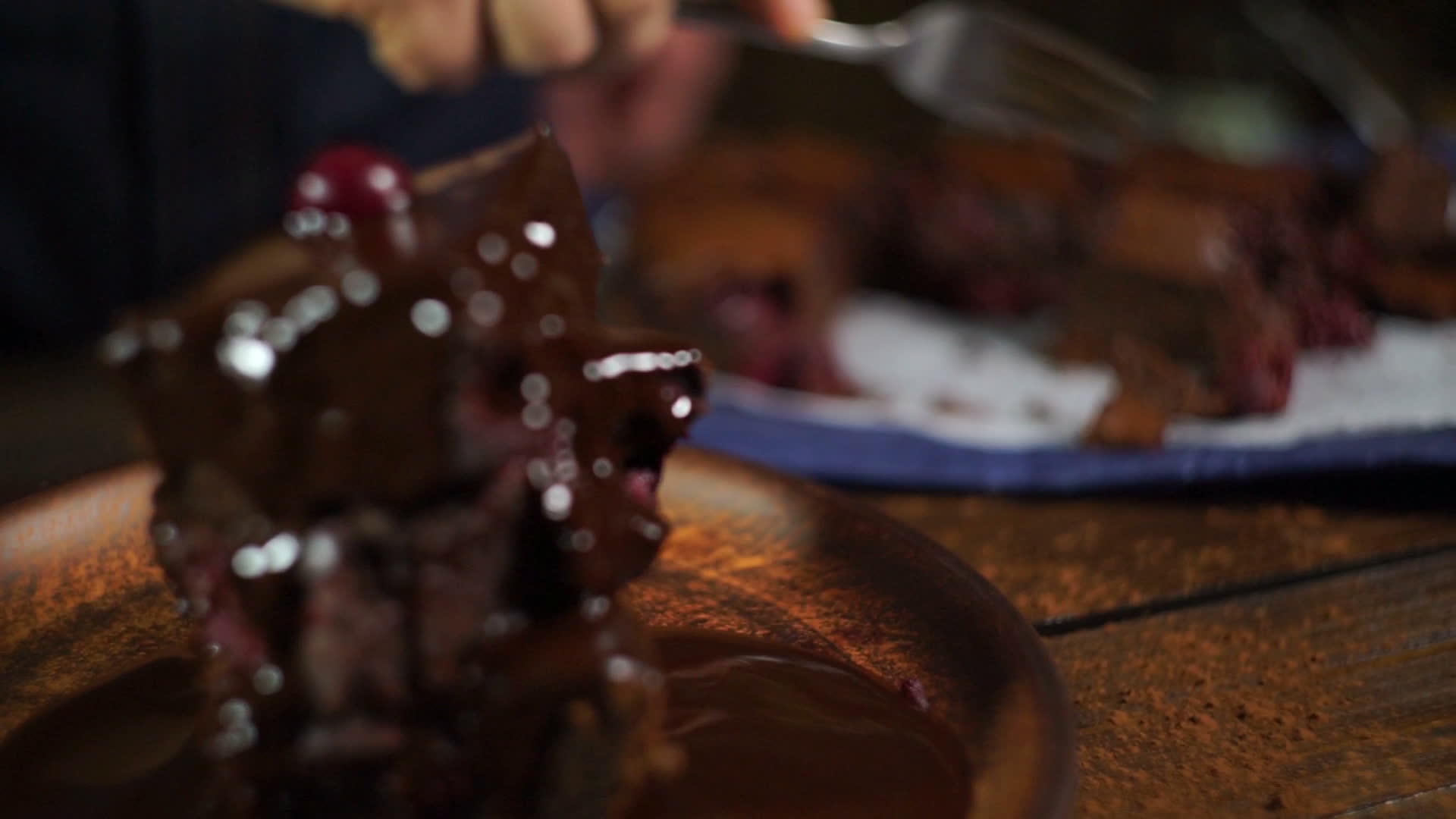 巧克力蛋糕男布朗尼加樱桃浆果视频的预览图