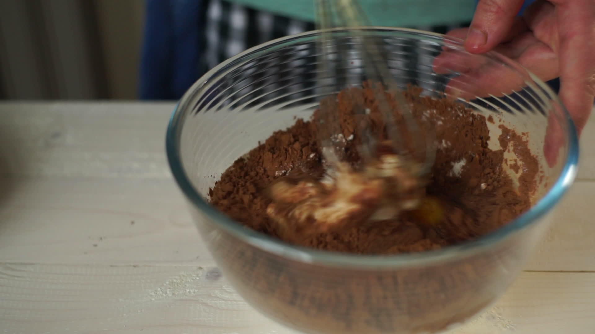 制作蛋糕的人在玻璃碗里慢慢地挥成分视频的预览图