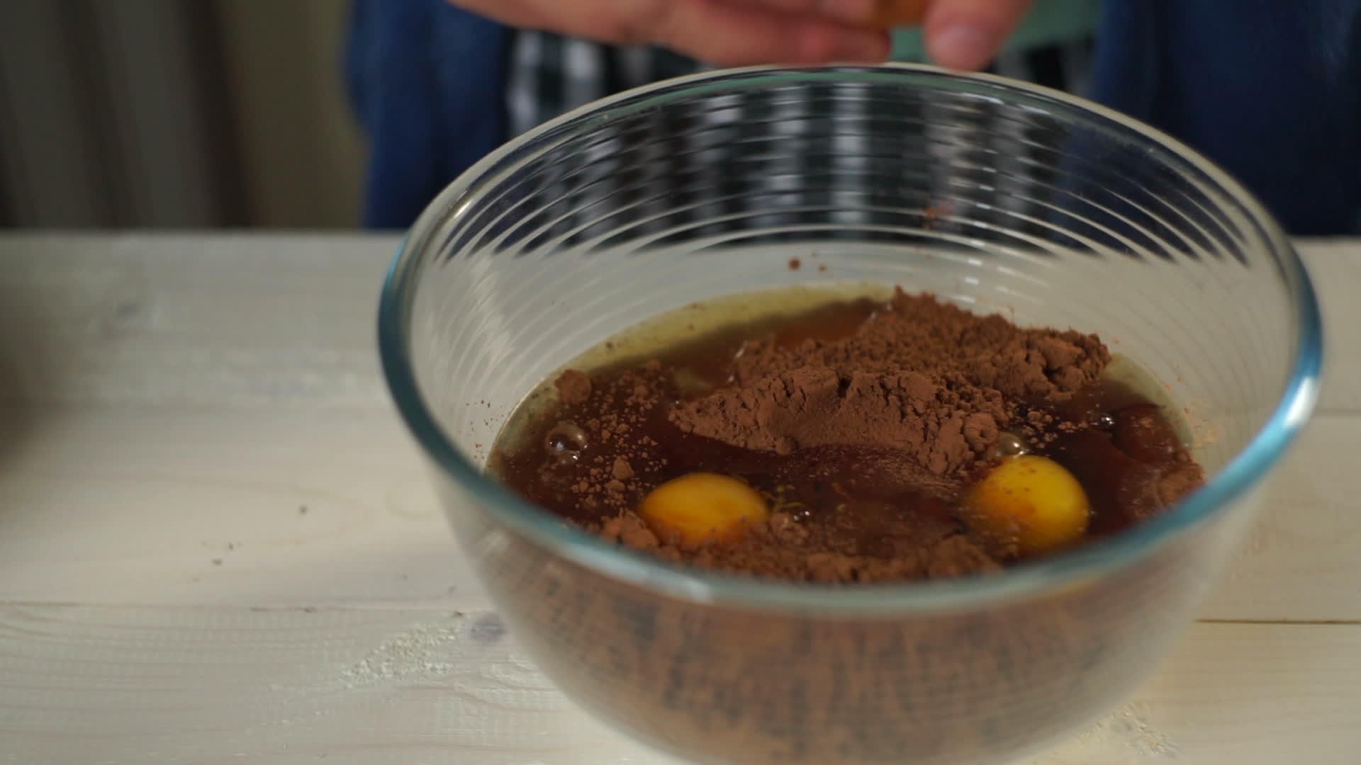 厨师在玻璃碗里打鸡蛋准备自制蛋糕视频的预览图